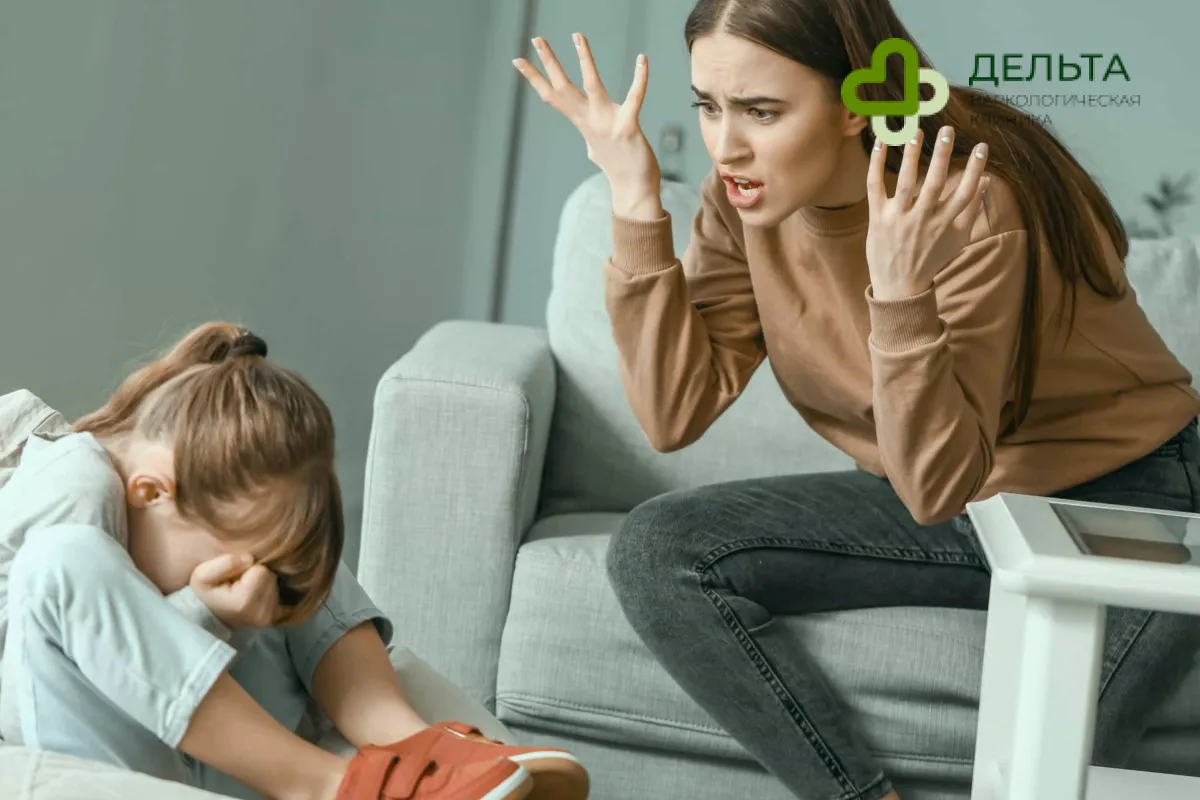 Женщина кричит на ребенка